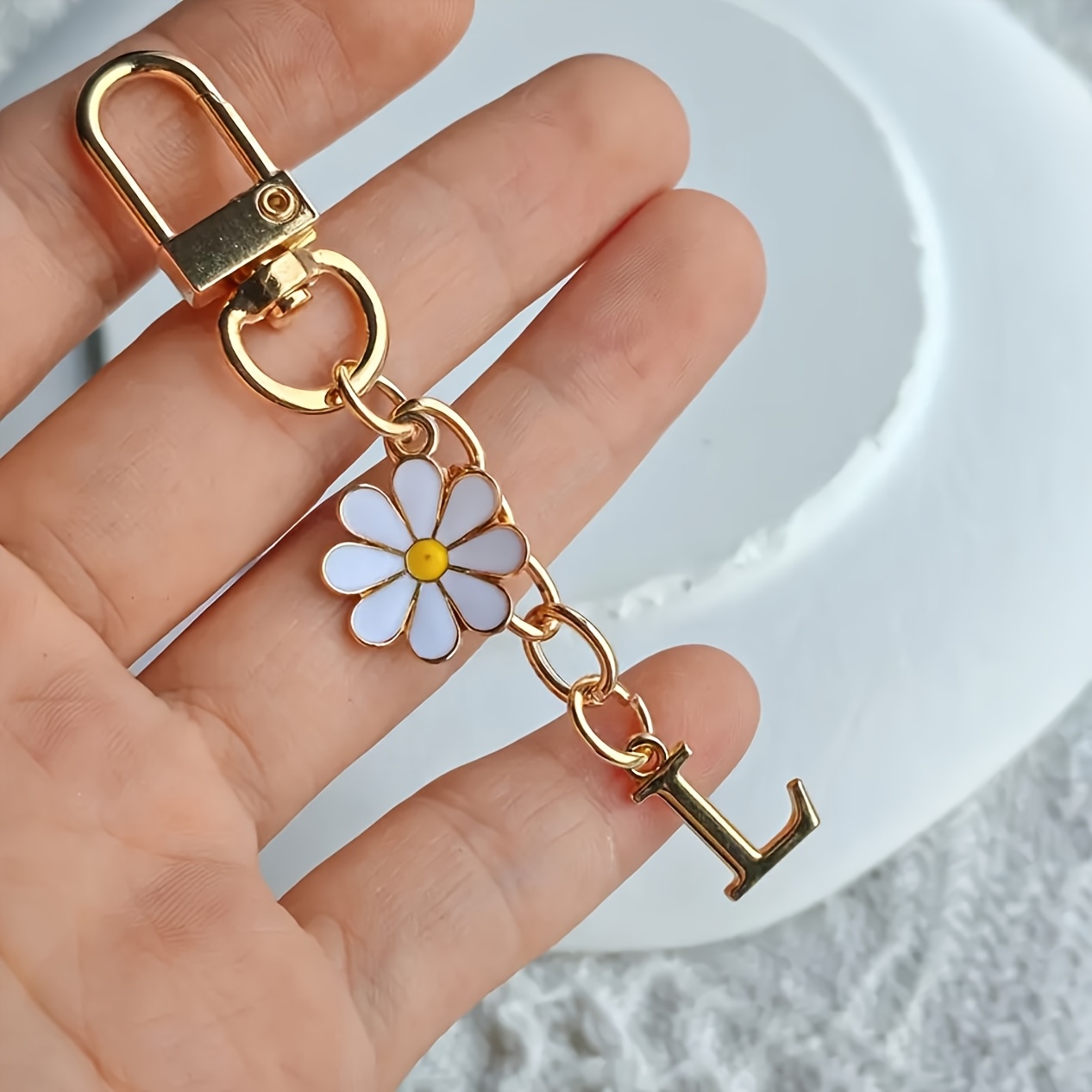 TEMU Porte-clés Artisanal Marguerite Lettre - Dorées A-Z avec Accents Floraux, Cadeau d'Anniversaire de de Diplôme Mariage, Décoration de Clés de