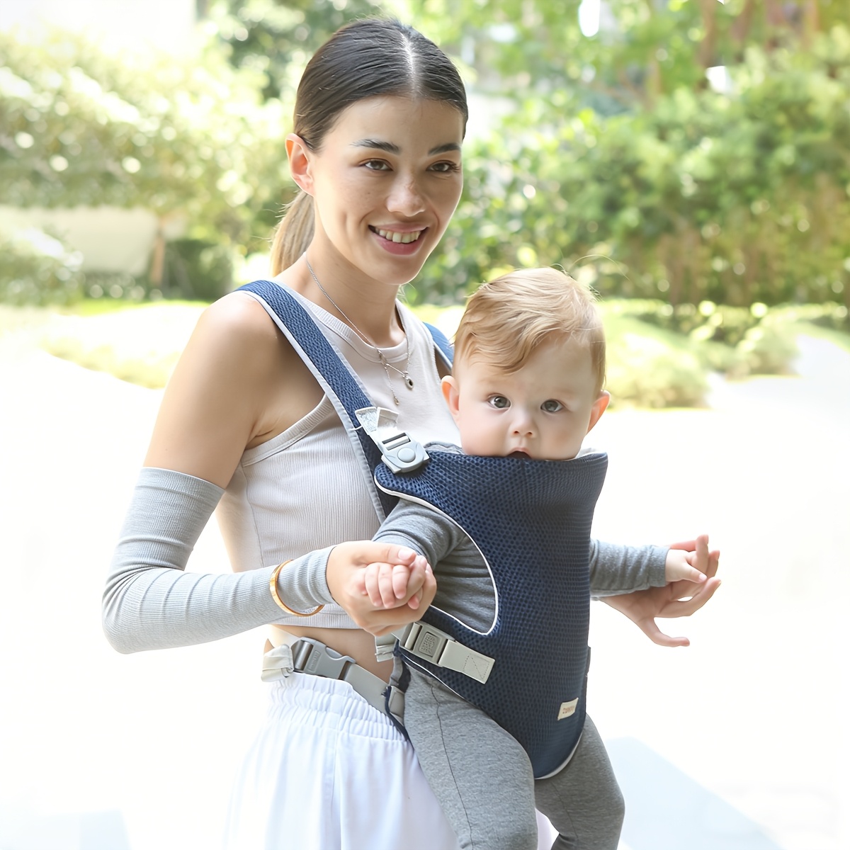 1 парче лесна и дишлива бебешка носилка, совршена за излегувања со вашето мало дете - пријателска за кожата и погодна за сите  , овој уред за носење бебиња има мрежест дизајн за подобрена дишливост, што го прави идеален подарок за вашето бебе. Детали за производот 3