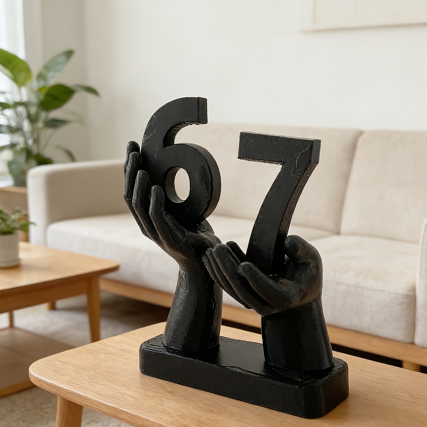 [2d flat]  . kreatives handförmiges ornament, mit der zahl 67, kreative schreibtischdekoration, büro wohnzimmer schlafzimmer arbeitszimmer dekor, personalisiertes ornament