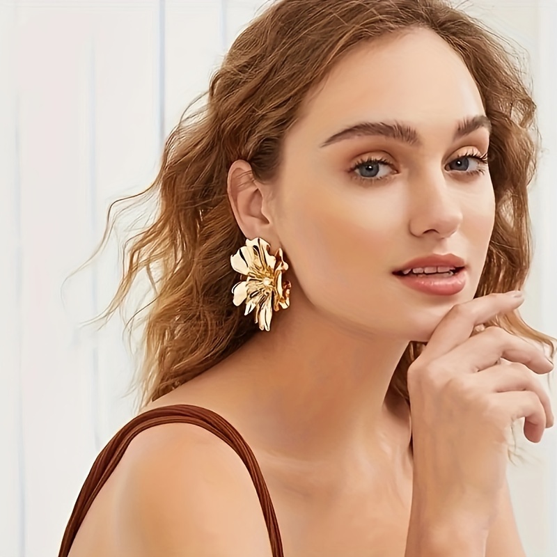 A Pair Of Fashionable, Elegant And Romantic Women's Metal Flower Shaped Earrings Suitable For Banquets, Parties And Daily Wear