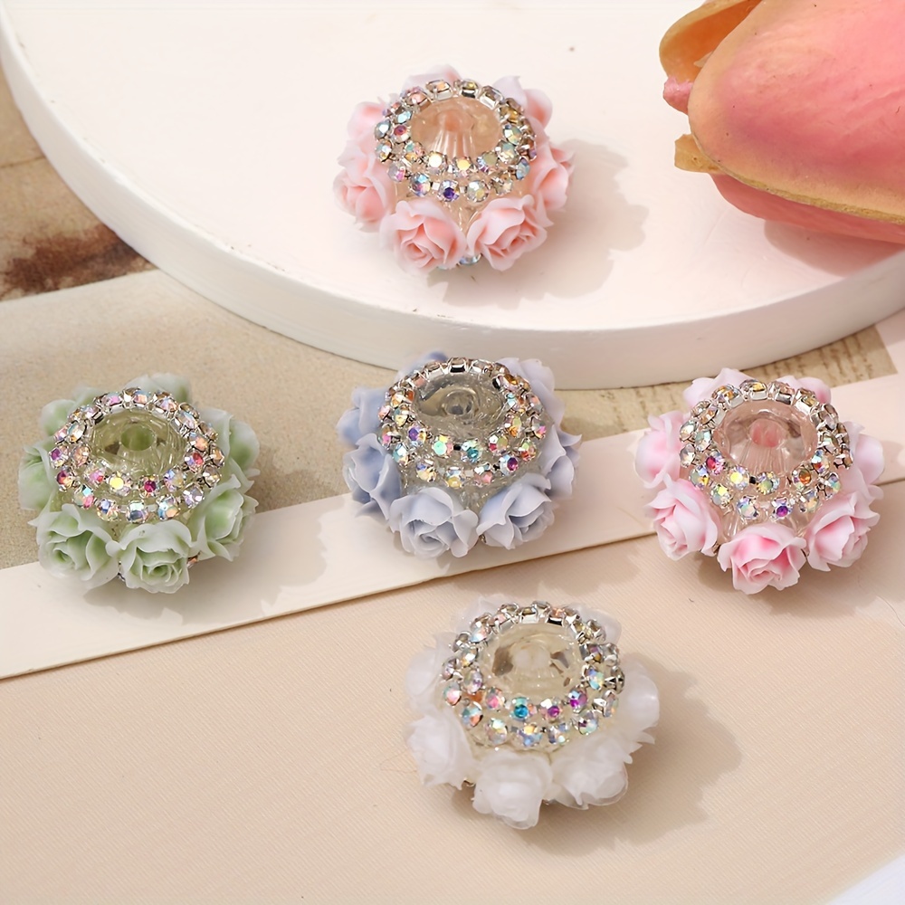 

Lot de 5 Perles Intercalaires Florales avec Strass – Accessoires Élégants DIY pour Chaînes de Téléphone, Porte-clés & Breloques de Sac en Couleurs Pastel (Rose, Vert, Bleu, Blanc)