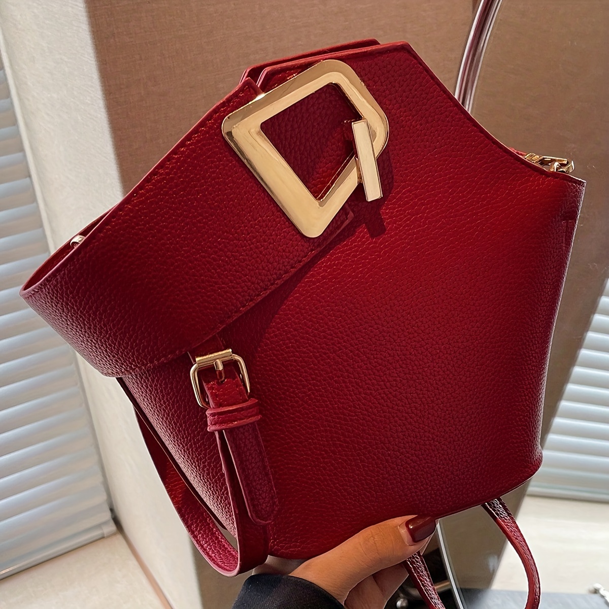 Elegant French Bucket/messenger Bag With Lock Closure - Large Capacity Handbag, Adjustable Thin Strap, Color Suitable For Commuting, & Travel