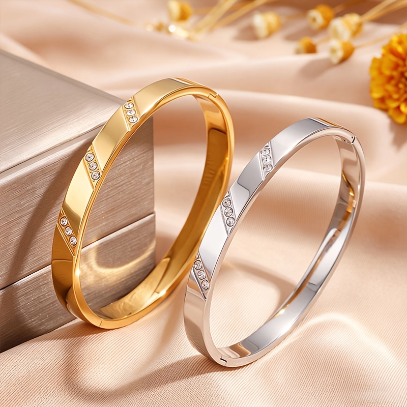 2pcs Women's Bracelet Set with Four-Flower Pattern Design