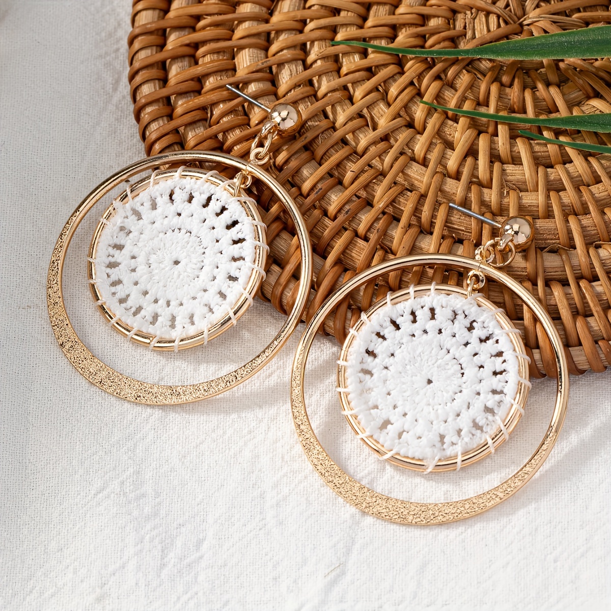 

Pair Of Frosted Golden-tone Metal Hoop Earrings With White Textured Design – Vintage Style For Women, Casual Attire And Vacation Accessories