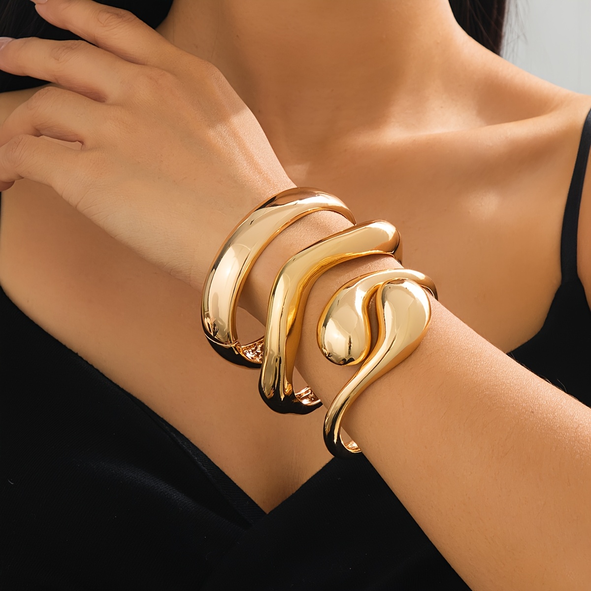Stylish Open Spring Bracelet for Women, Perfect for Summer Gatherings