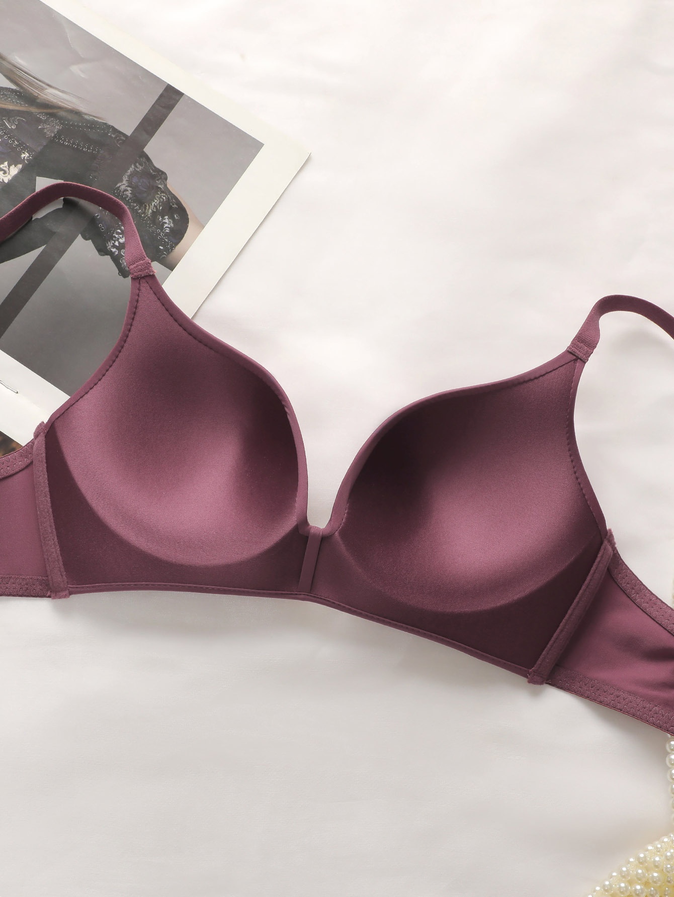 A Set of Women'S Classic Sexy Wireless Bras That Provide a Gathered Look.
