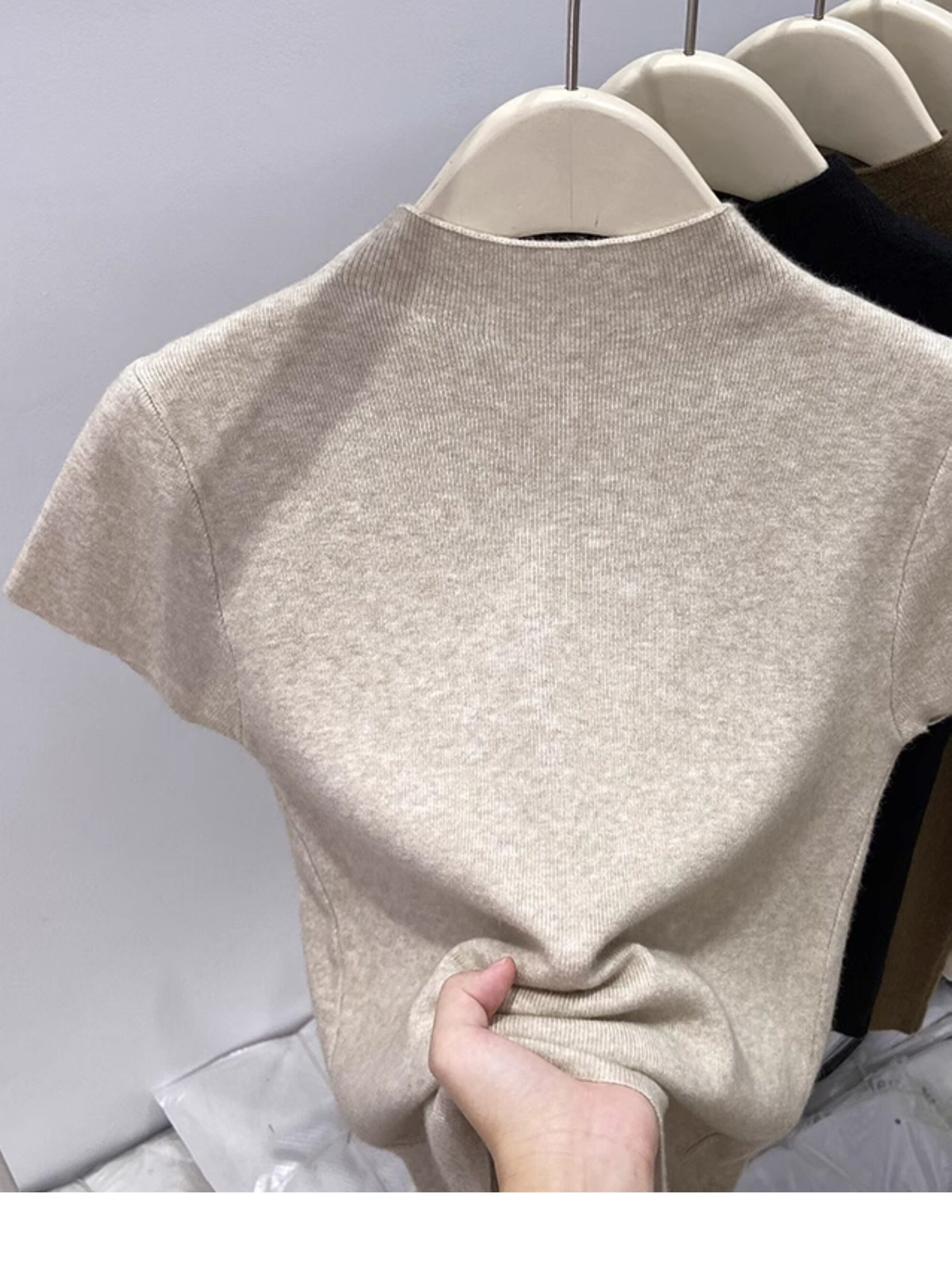 imagem do item camiseta feminina de     meia   estilo   outono 2026,   e  ,   com decote em v