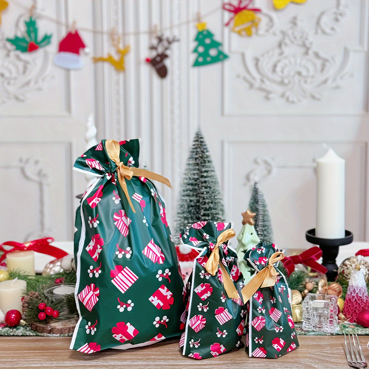 

Lot de 10 Sacs Cadeaux de Noël à Cordon avec Ruban - Emballage en Plastique Vert pour Bonbons et Biscuits, Décorations de Fête et Fournitures de Fête