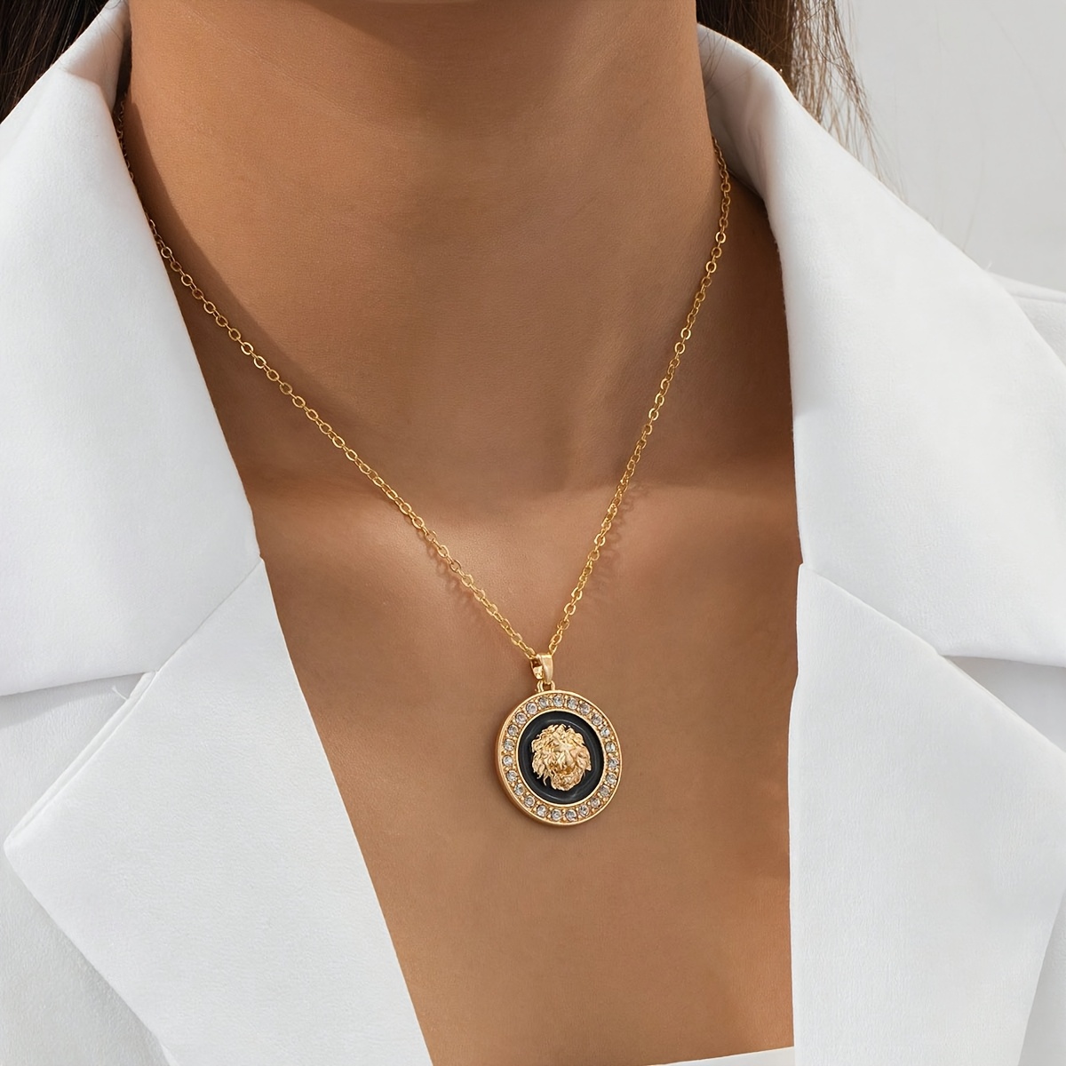 Image of 1pc Women's Fashion Pendant Necklace Sparkling Light Exquisite Geometric Round Pendant Women Necklace Women Necklace ()