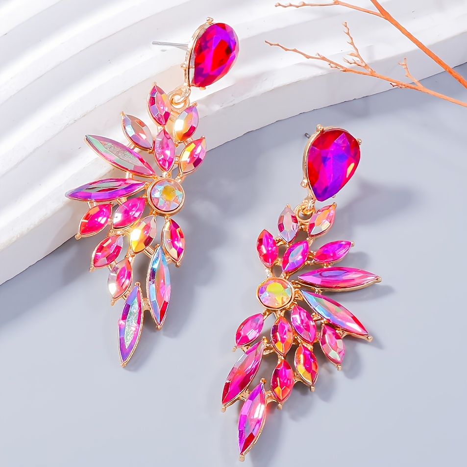 E-shop Ein Paar modische und farbenfrohe Blumenohrringe für Damen, Set mit strahlenden Zirkonia-Steven, sehr glänzend. Die Bling-Ohrringe sind geeignet