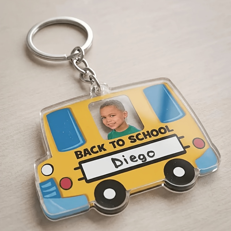 TEMU Plat 2D, 1 pièce Porte-clés Photo Personnalisé avec Autobus Scolaire Jaune de Dessin Animé. Présente un Motif Ludique d'Autobus Scolaire Dessiné