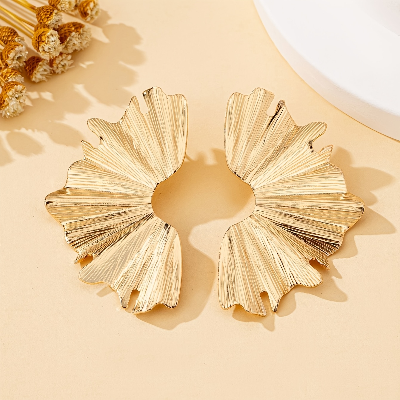 A Pair Of Women's Fashion Stud Earrings, Semi-circular Petal , Suitable For Daily Wear And Vacation