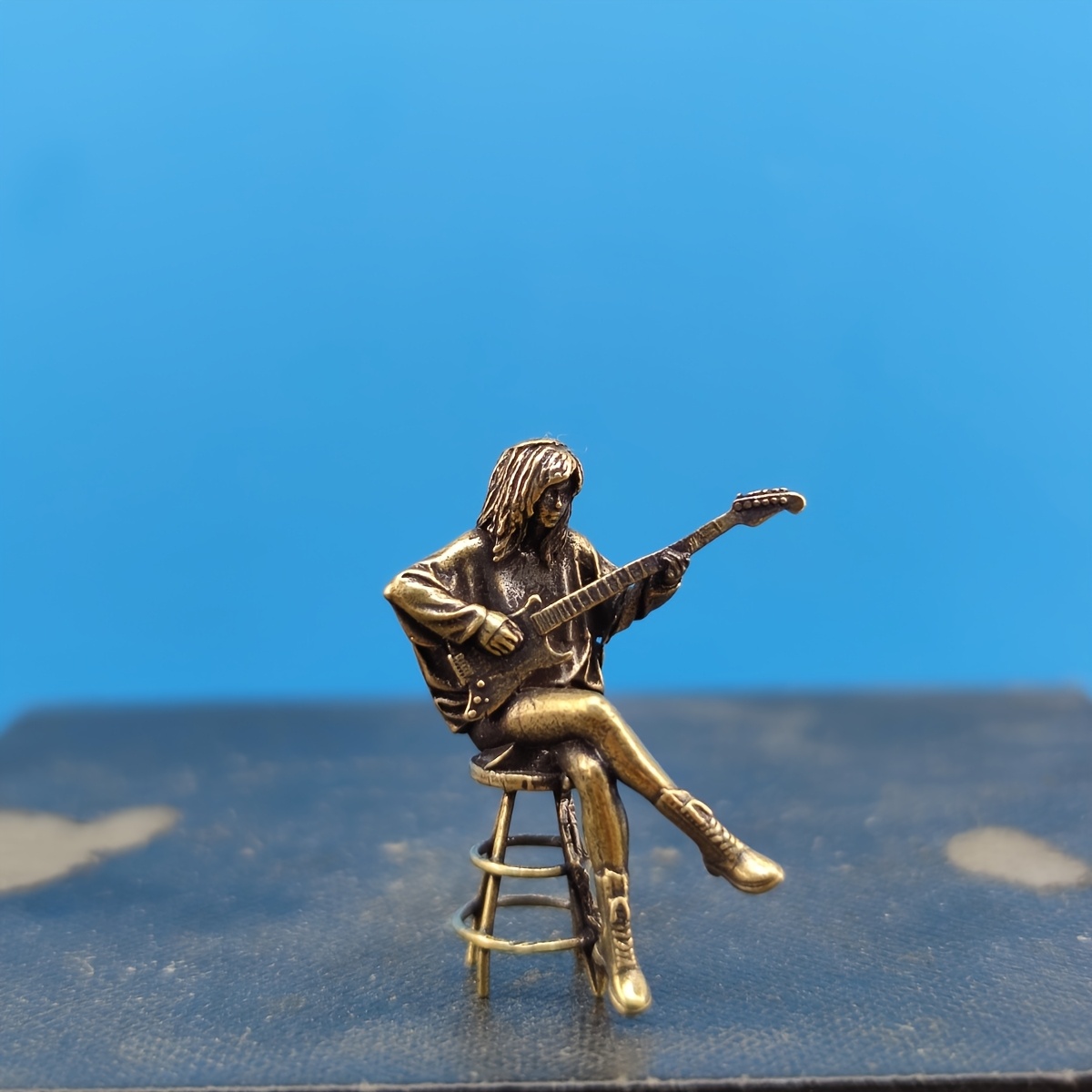 TEMU Messing Micro Folk Gitarist Meisje Wit Model Schaal Overschilderbaar Zandtafel Landschap Decoratie Figuur, Rockmuzikant Miniatuurbeeldje Metalen