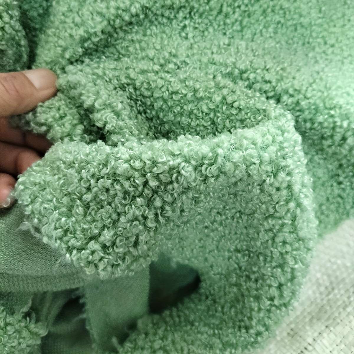 

Tissu de Fleece Doux pour Projets DIY : Options Rouge, Vert et Violet - 165cm-182cm x 46cm-51cm - Parfait pour Écharpes, Couvertures et Jouets - Matériau Polyester