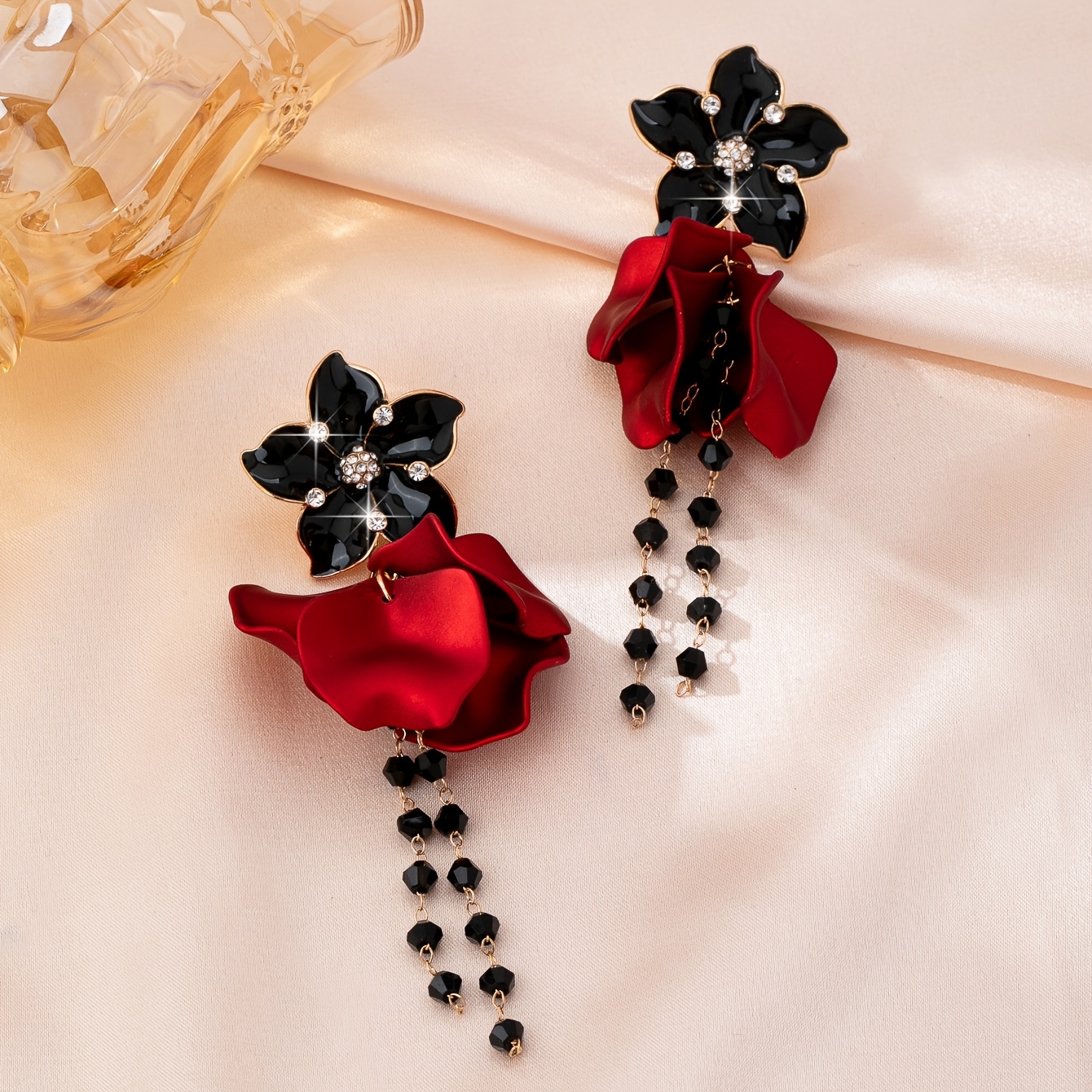 TEMU Une paire de boucles d'oreilles luxueuses, exagérées, matures et élégantes à . en émail noir avec strass, des pétales en acrylique rouge mat et