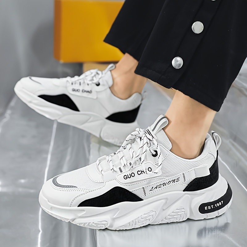 Un par de zapatillas de skate versátiles para hombre con agarre fuerte, ligeras y transpirables, elegantes y cómodas, adecuadas para viajes, paseos al aire libre y deportes, perfectas para todas las estaciones, zapatillas blancas casuales con cordones.