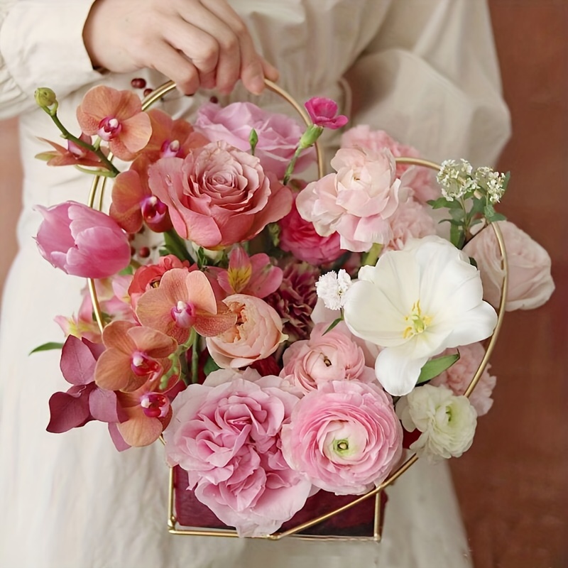 

Panier de fleurs en forme de cœur en alliage, élégant support d'arrangement floral pour mariage, panier artisanal créatif pour la décoration de la maison et des événements