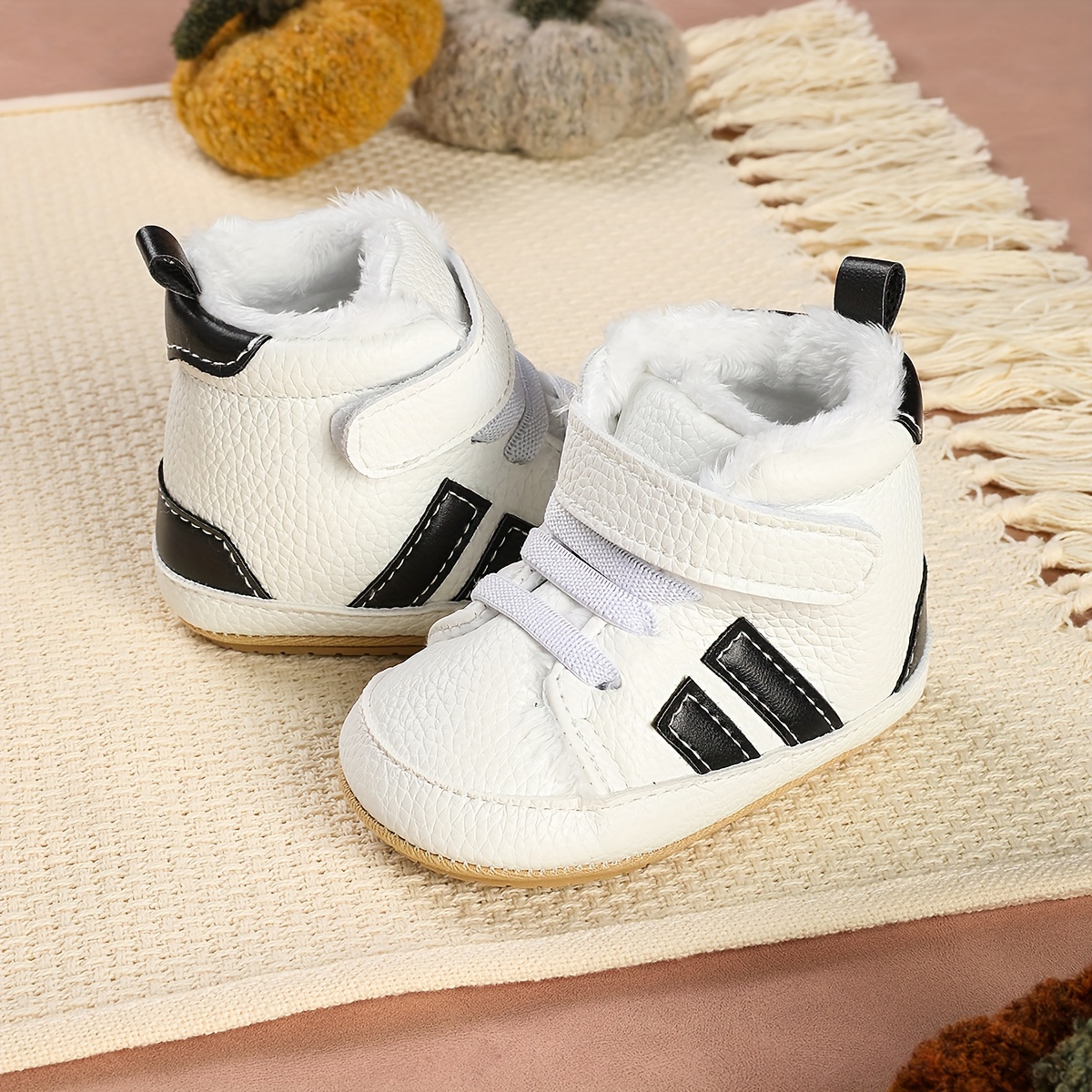 Een paar nieuwe, warme, fleece sportschoenen