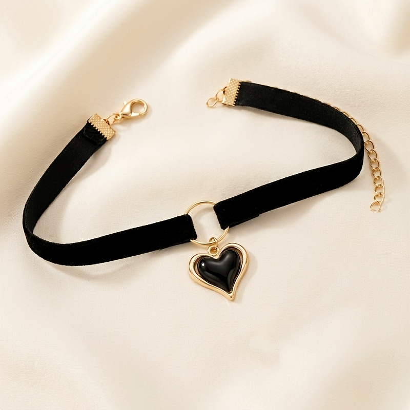 TEMU 1pc Collier avec Pendentif Cœur en Velours Noir, Design Rétro et Doux, Ruban en Velours avec Bague Dorée et Pendentif Cœur, Convient aux Femmes