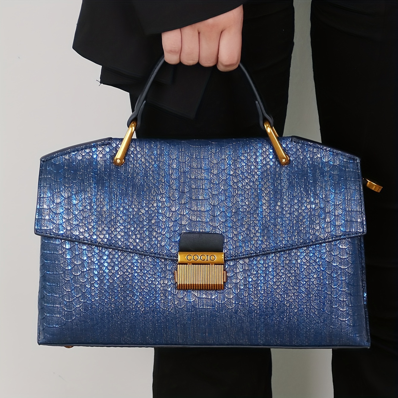 

2024 Blue Snake Pattern High-end Tote Bag, Stylish And Luxurious Women', Lightweight Large Capacity Shoulder And Crossbody Bag.