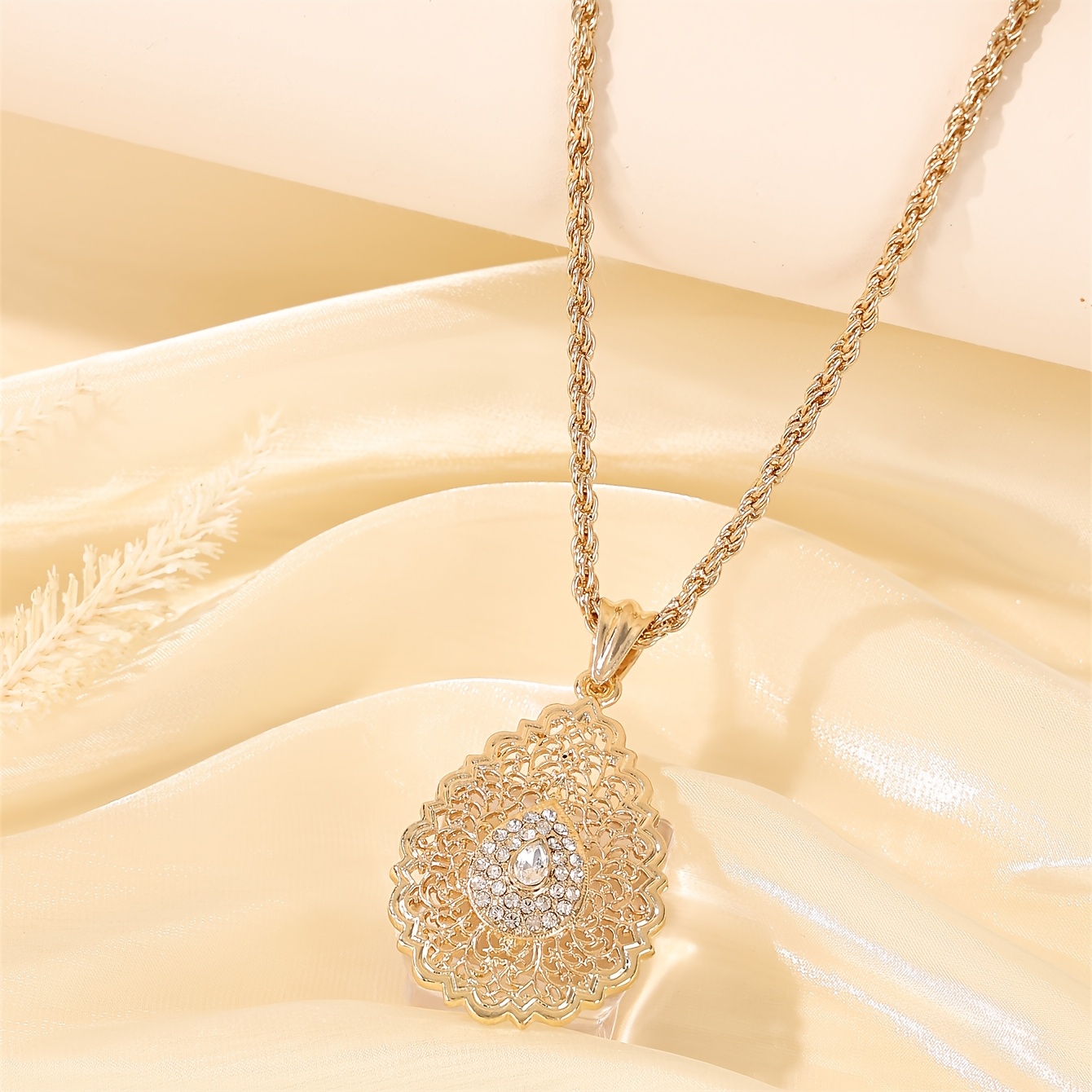 Image of 1 Women's Moroccan Golden Plated Alloy Hollow Red Green Rhinestone Inlaid Necklace Suitable For Banquet Wedding Wear Valentine's Day Gift