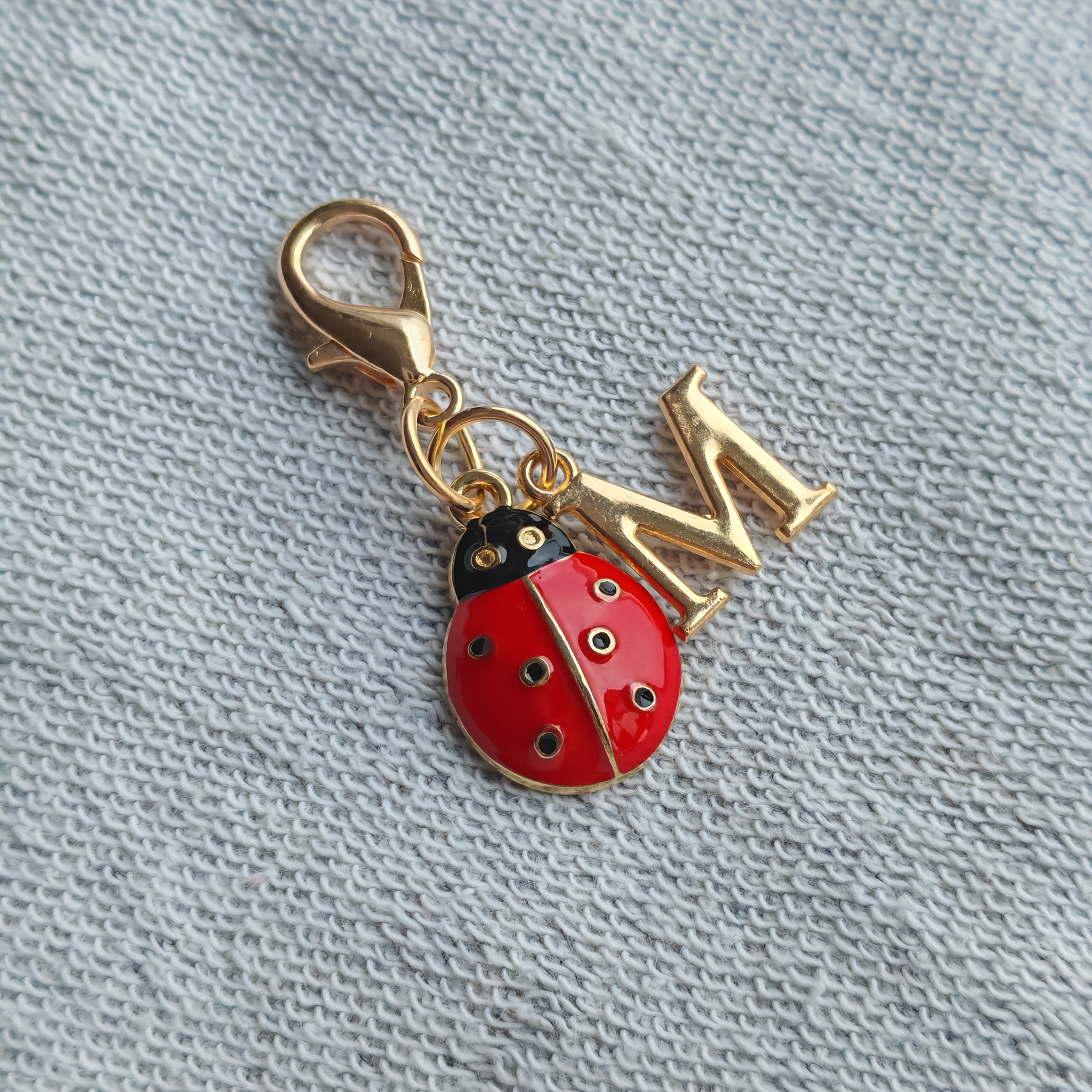 TEMU 1 pièce Porte-clés Mignonne Coccinelle + Lettre Dorée, Pendentif Initiale A-Z, Unisexe, Style Couple, Spécial pour Papa, Maman, Enseignant, de