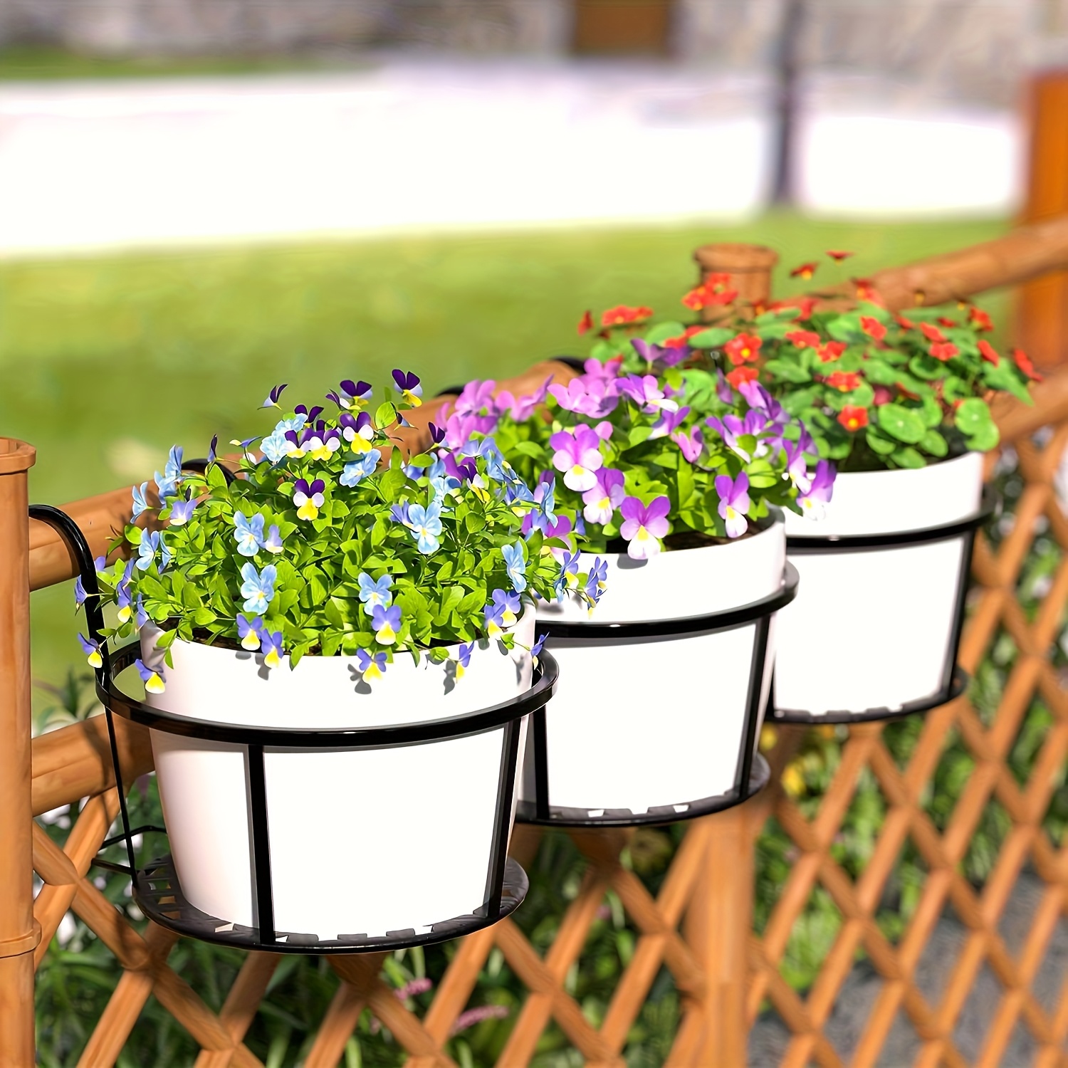E-shop Set mit 3 Hängekörben aus Metallkunst für Blumen, zum Aufhängen über Geländer. Diese robusten Eisen-Pflanzgefäße eignen sich zur Dekoration von