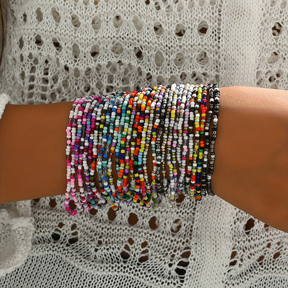 E-shop 30-teiliges Set bunte Reisperlen, mehrschichtige Armbänder und Armreifen in einer Schmuckkollektion im Bohème-Stil