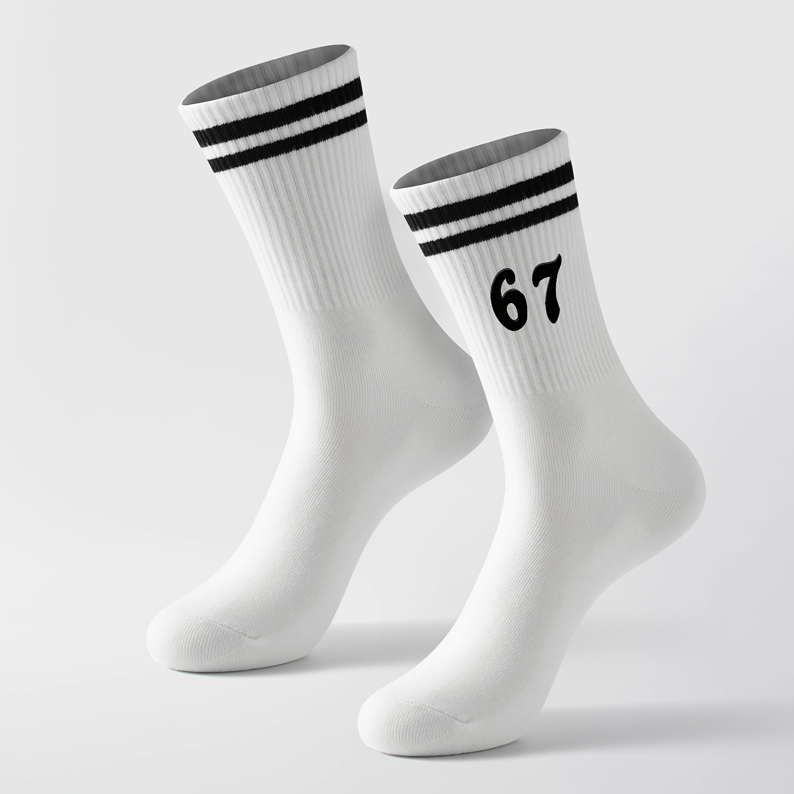 TEMU 1 Paire de Chaussettes Numéro '67' Noires et Blanches – Blanches avec Bords-Manchettes à Rayures Noires, Côtelée Douce et Respirante, Style