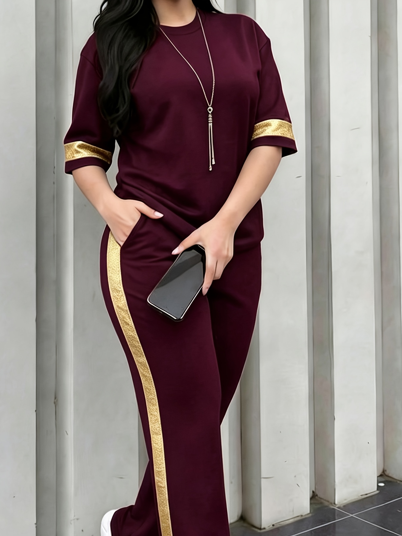 Ensemble Doré Bordures Métallisées — T-shirt & Pantalon Large Femme Ensemble décontracté à la mode avec bordures dorées : T-shirt à manches mi-longues, doux pour la peau et respirant + Pantalon à jambes larges et taille haute. Ensemble 2 pièces pour femme de style européen et américain, ensemble élégant 2 pièces multicolore. Pantalon à jambes larges et manches