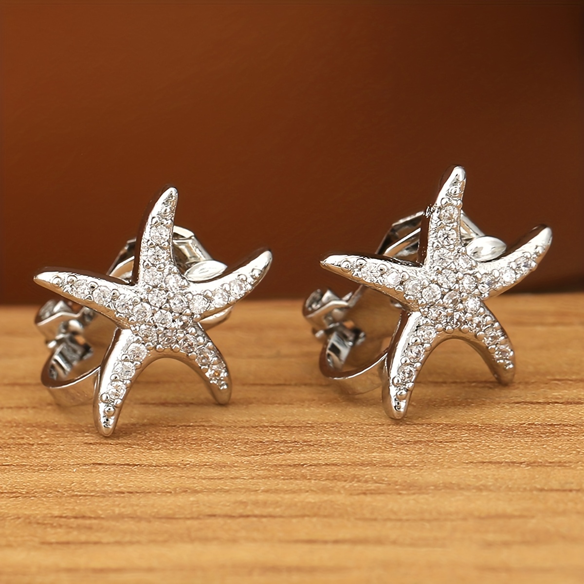 E-shop 1 Paar atemberaubende Seestern Ohrringe – Vollpavé Zirkonia Clip-On Ohrringe, hypoallergen und leicht, eleganter Sommer Schmuck, perfektes