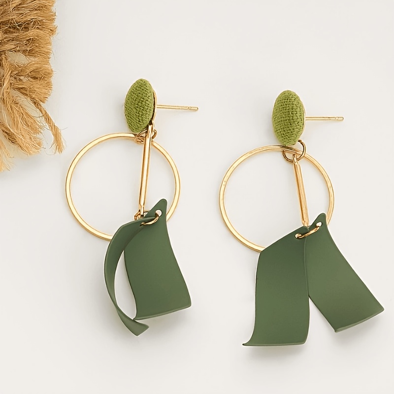 Women's Fashionable Wavy Round Earrings