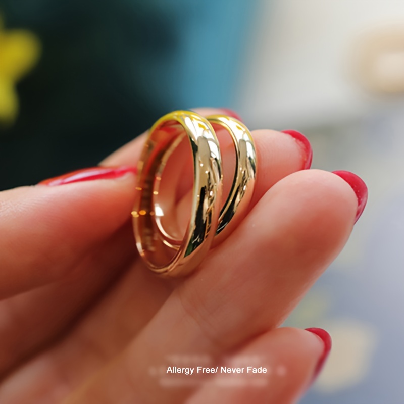 

Un et anneau éternel en acier inoxydable plaqué or , 4 mm de largeur avec un design courbé qui s' confortablement au doigt, cadeau pour un couple ou bijou, représentant l' éternel.