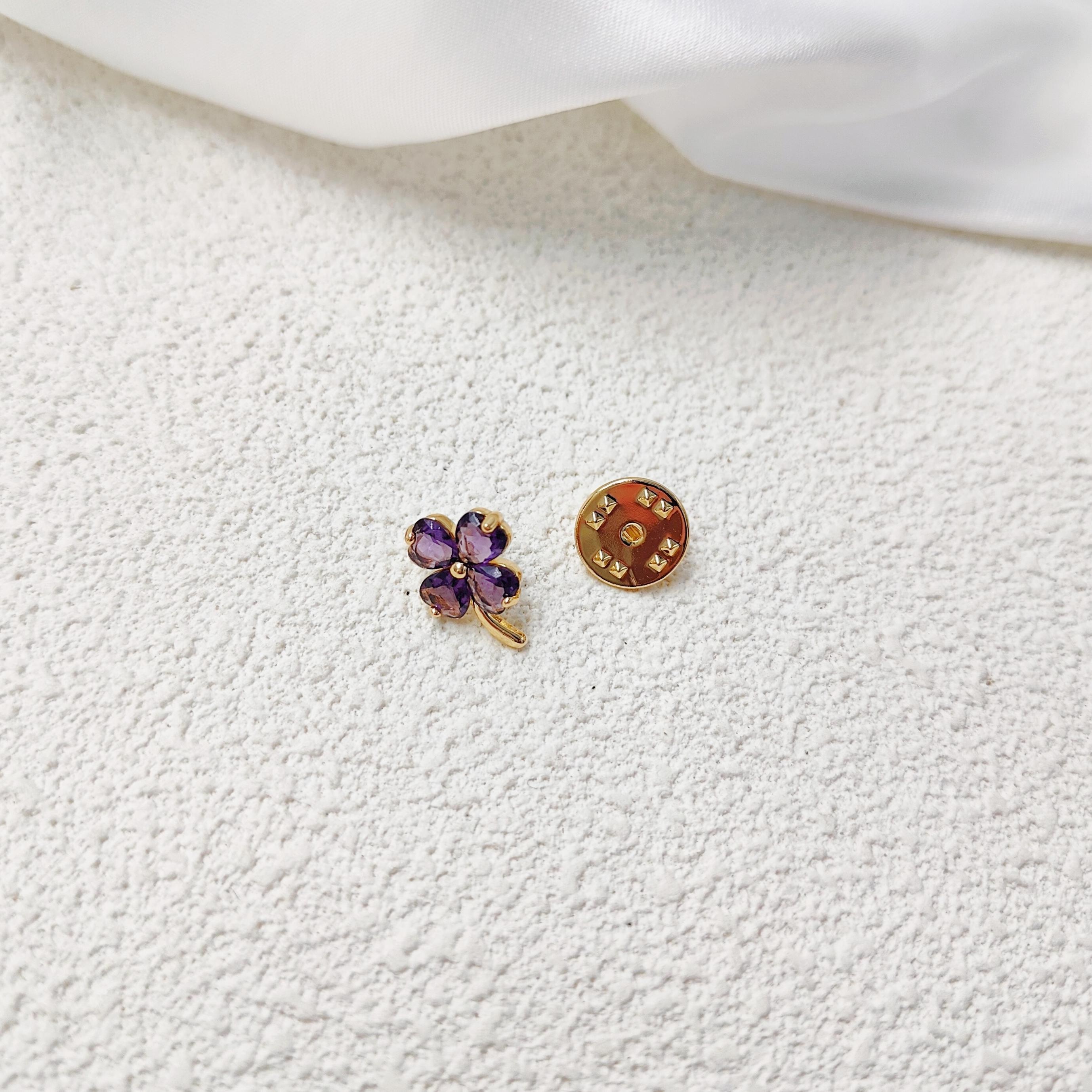 E-shop Elegante Lila Blume & Vierblättriges Kleeblatt Brosche - Synthetischer Zirkonia & Messing, Perfektes Geschenk für Frauen, Vielseitig für den