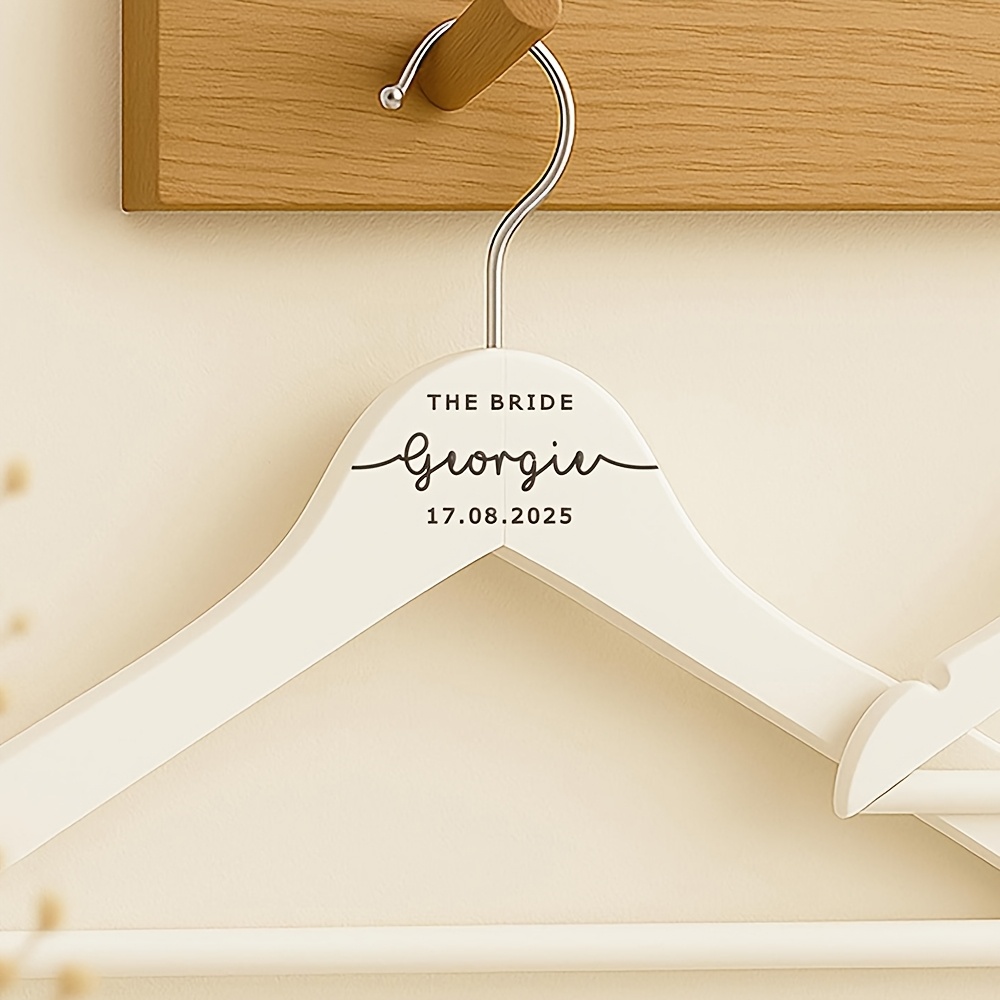 E-shop Personalisierte Hochzeitsanzugbügel aus Holz, eleganter individueller Holzbügel für Braut, Brautjungfern, Anzug und Kleid - für Hochzeitsdeko,
