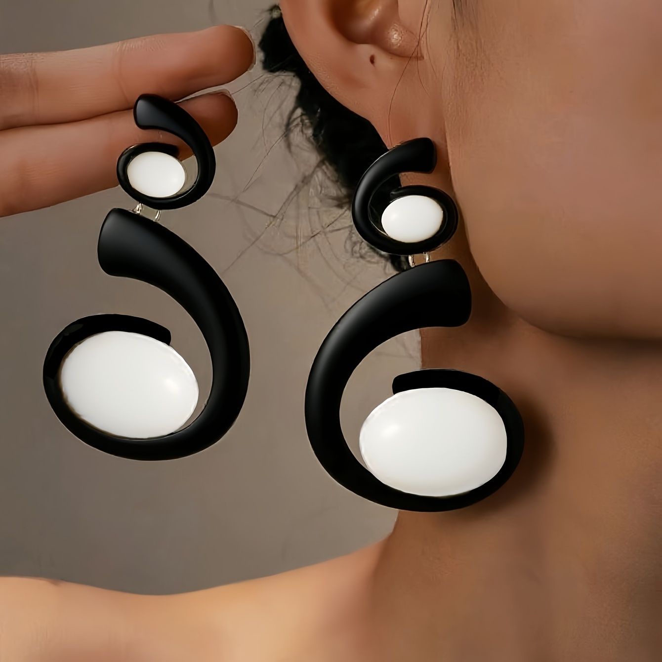 TEMU Un par de aretes de moda para mujer con diseño en / de y gemas de de acrílico . Disponibles en una combinación y con diseño de color