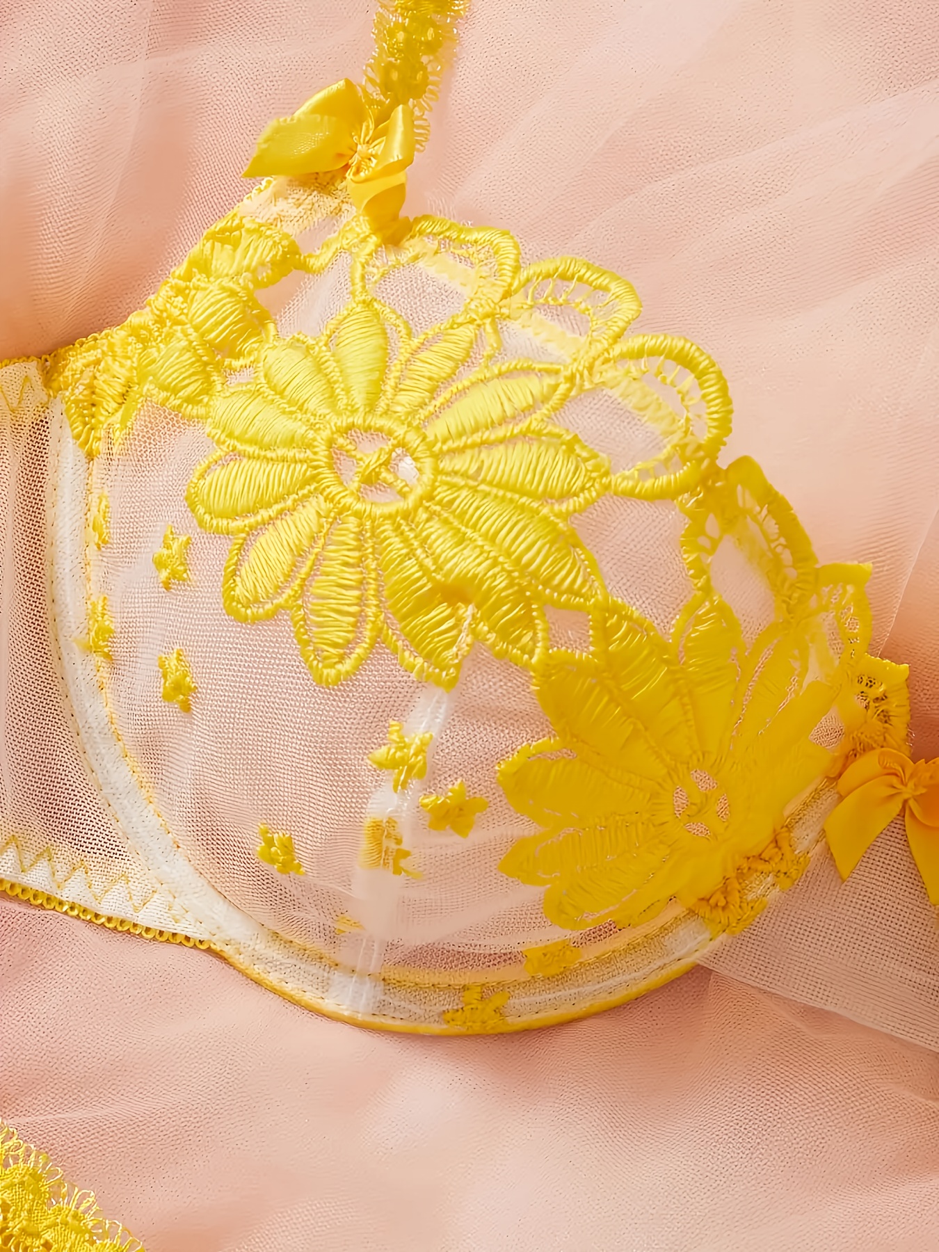 商品名】イエロー＆ホワイトの花模様入りショル ラップ な花柄刺繍ブラ