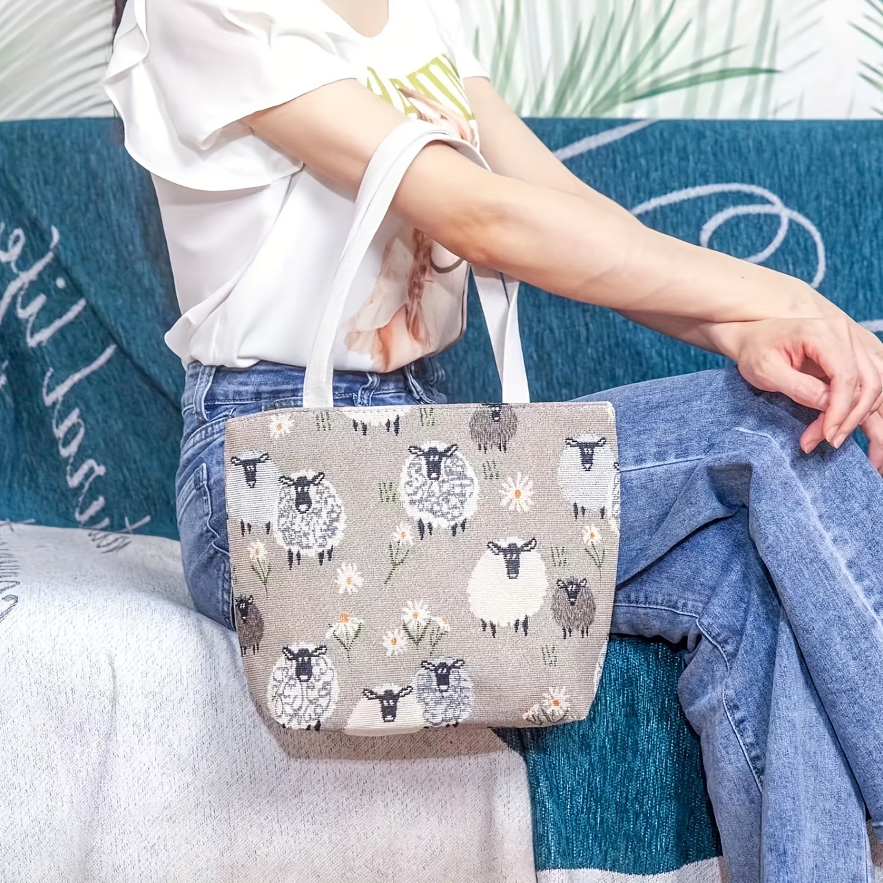 

Sheep And Daisy Embroidered Canvas Tote Bag - Lightweight, Portable, Double-sided Jacquard Design With Zip Closure And Fixed Shoulder Strap