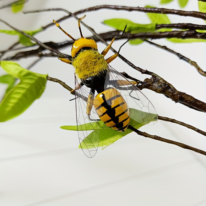 

1pc Realistic Bee Mantis Insect Figurine, Lifelike Wild Animal Statue, Clay Miniature Garden Sculpture, Outdoor Yard Art Décor, Artistic Micro Landscape Decoration