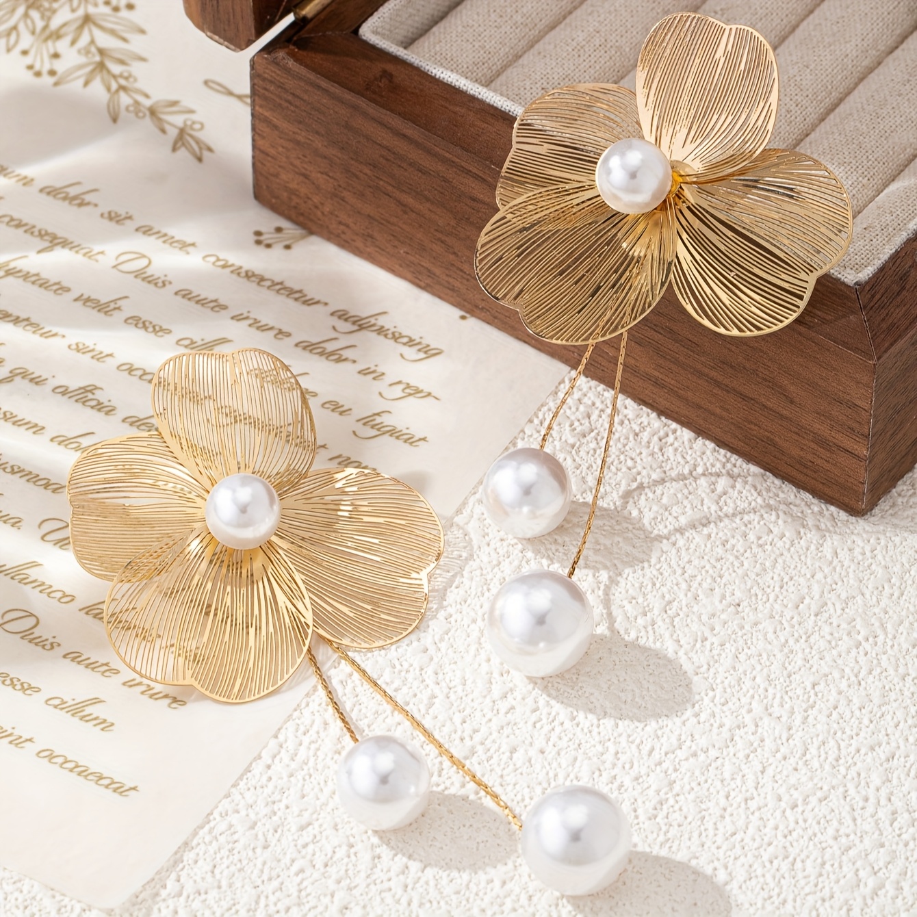 Alternative view of Pendientes colgantes florales de tono dorado elegantes con detalles de perlas de imitación - Diseño de filigrana…