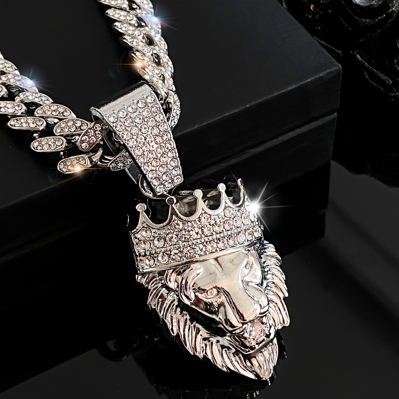 

A Masculine Necklace With A Domineering Pendant, Paired With A Variety Of Styles Effortlessly. Suitable For Wearing On .