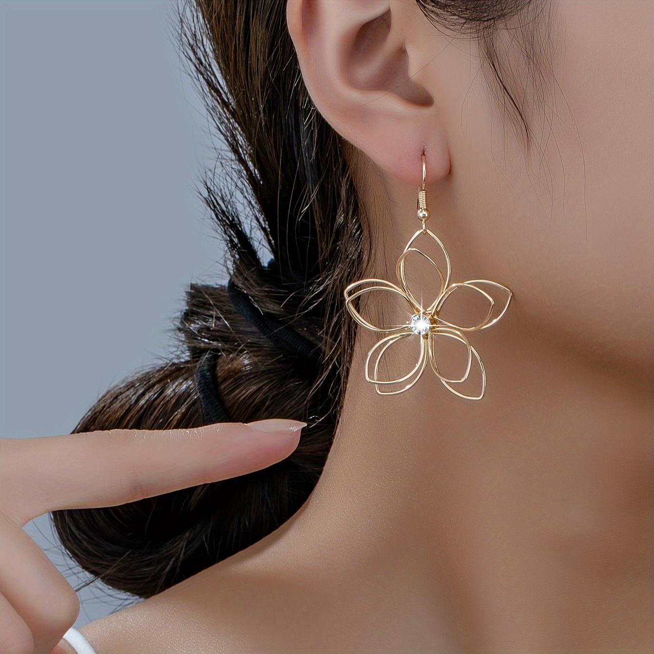 

Exquisite Hollow Flower Shiny Rhinestone Inlaid Dangle Earrings Elegant Simple Style Delicate Female Ear Ornaments