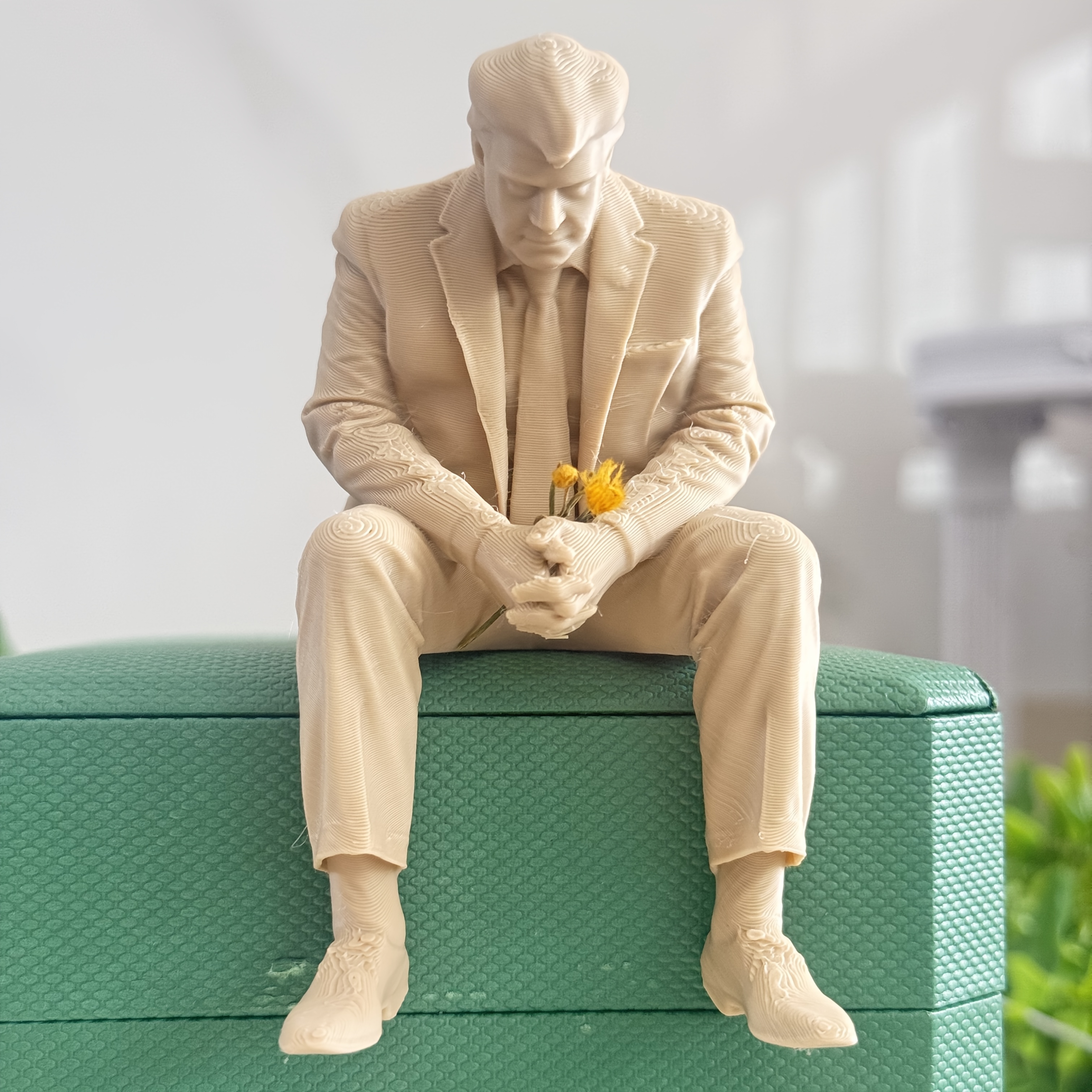 TEMU Statue Homme Mélancolique en Costume Décor Polyvalent pour Bureau Étagère de Livres Bureau Ou Jardin Figurine de Gentleman Décor Intérieur