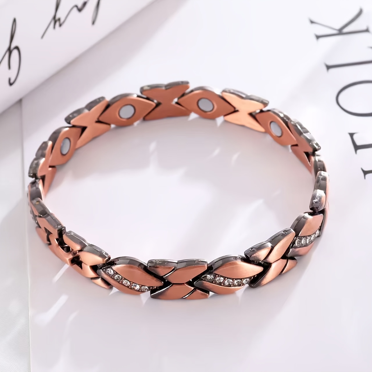 Women's Leaf-inlaid Cubic Synthetic Zirconia Luxury Bracelet For Daily Wear And Parties
