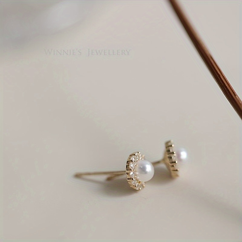 TEMU Un par de aretes retro y americanos con incrustaciones de zirconia sintética, rodeados de de perlas, para damas. Son suaves, elegantes y