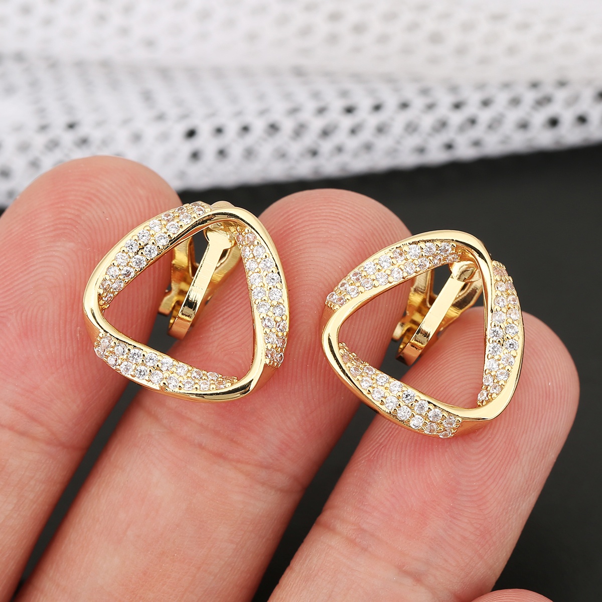 E-shop 1 Paar, Europäische und amerikanische Mode - Kupfer - Eingelegte Zirkonia - Rostfrei - Exquisite luxuriöse Dreieck-Bühnenstil Unisex Mode
