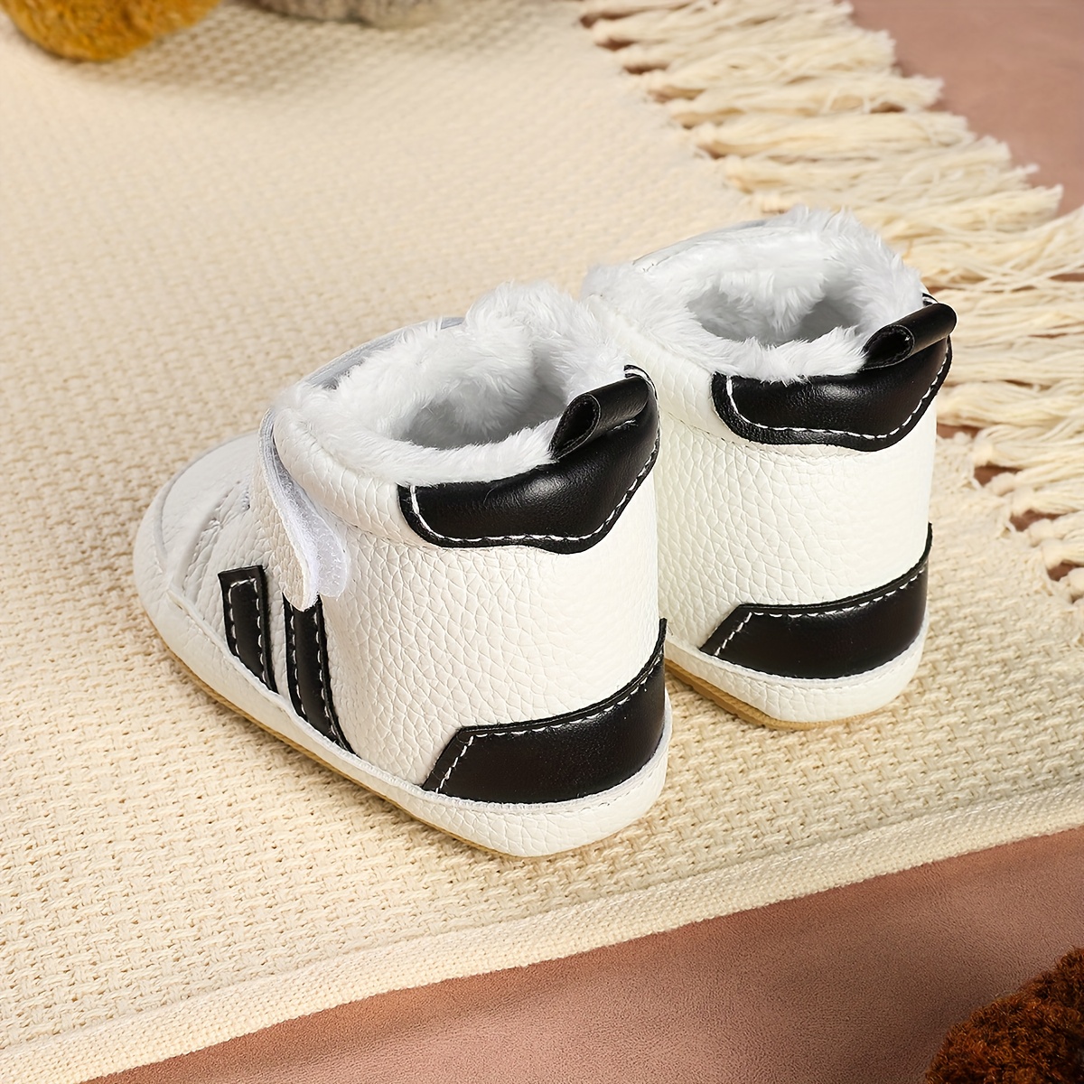 A Pair of New Autumn And Winter Unisex Warm Fleece Sports Casual Shoes, Easy Solid Color Outdoor Walking Shoes for Toddlers