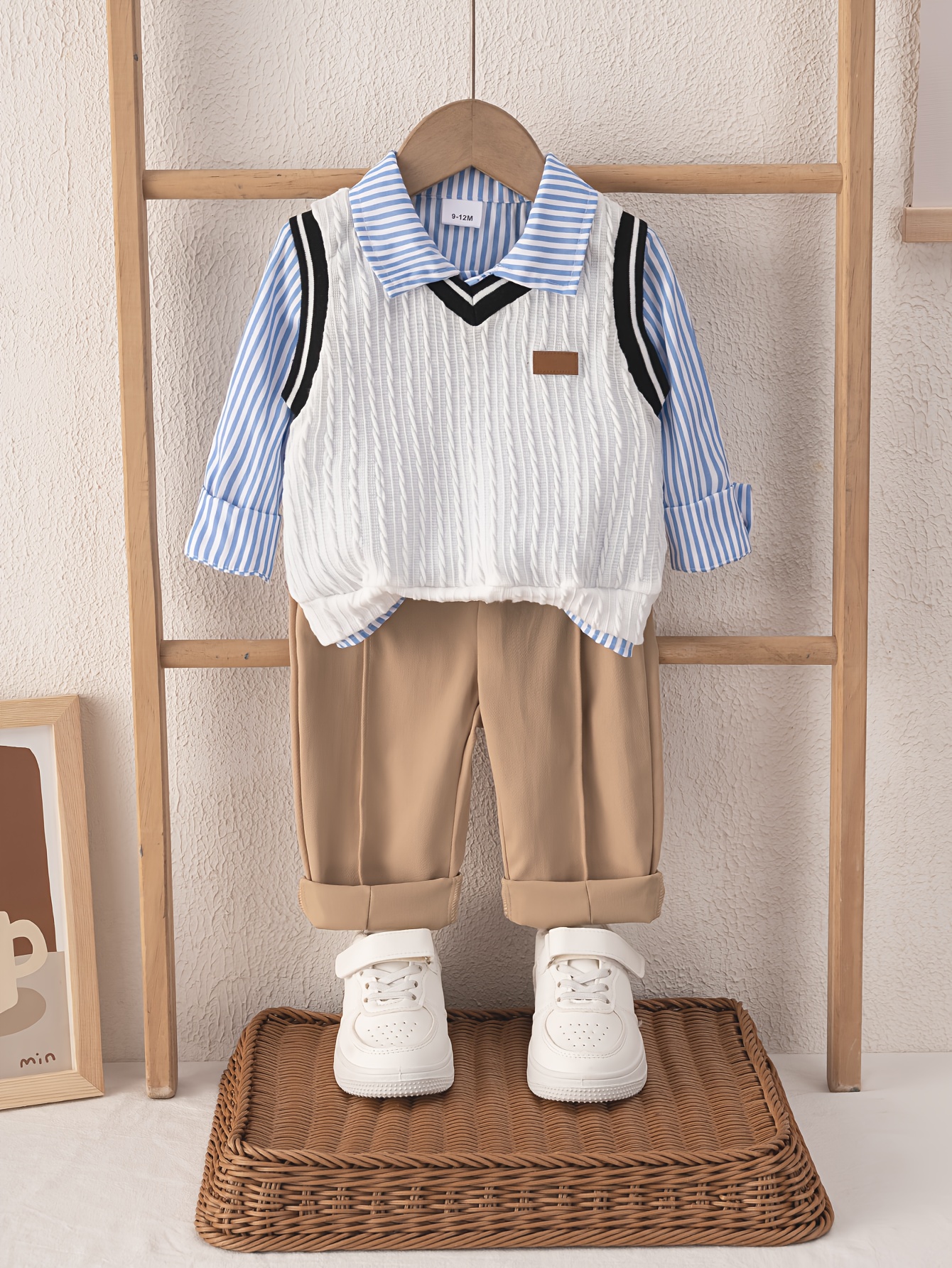 Ensemble Trois Pièces Garçon Automne/Hiver - Pull à Rayures Style Preppy, Gilet Tricoté et Pantalon Kaki Bleu Classique en Tissu Texturé avec Col V - Idéal pour l'Extérieur