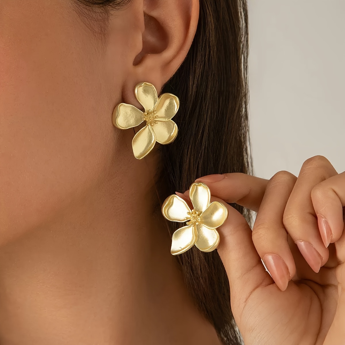 E-shop Damen Ohrringe mit übertriebener Blumenform, Retro-Eleganz, Schmuck aus Zinklegierung, geeignet für Dates, exquisite Damenohrringe