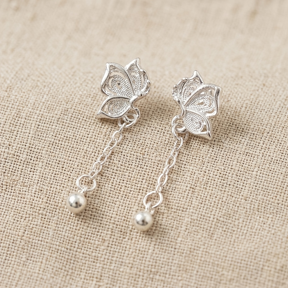 TEMU Un par de aretes colgantes elegantes y románticos con borlas y mariposas caladas, con un recubrimiento duradero e hipoalergénico. Fabricados con